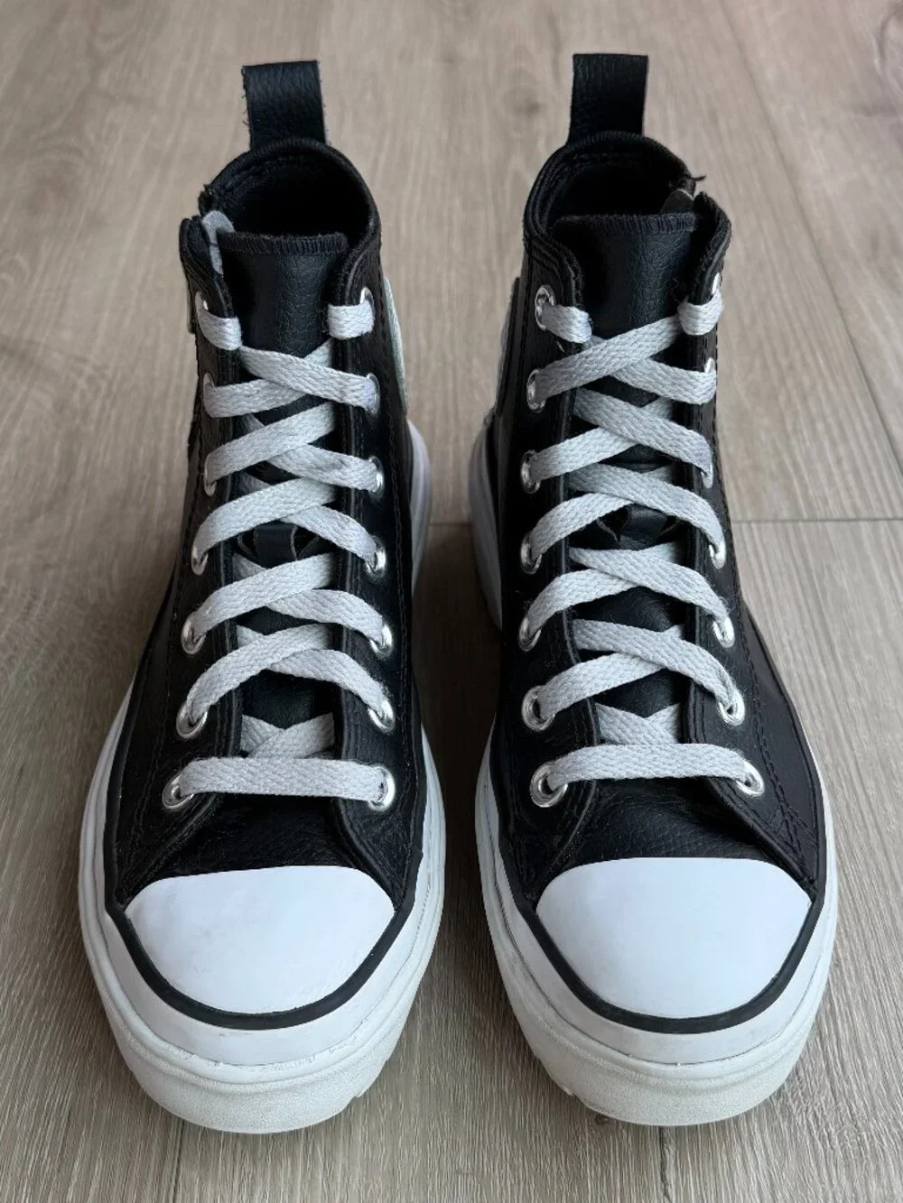 Converse Chuck Taylor Lugged Lift Leather High Top Big Kids US 3